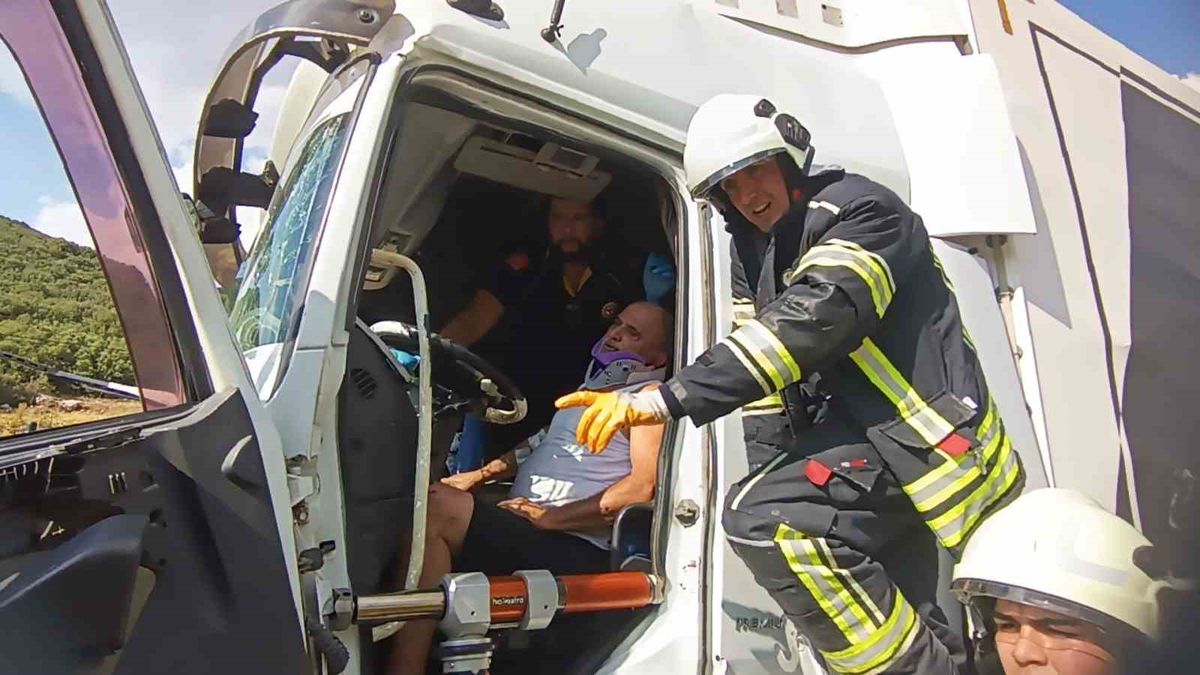 Burdur'da Tır Kazası: Sürücü Sıkıştı, Kurtarma Operasyonuyla Kurtarıldı