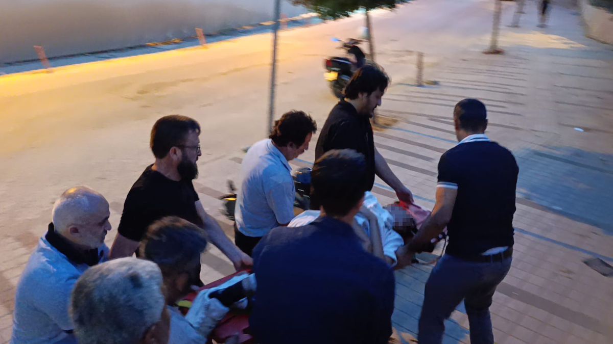 Doktor Duvardan Atlayıp Yaralı Motosiklet Sürücüsüne Müdahale Etti