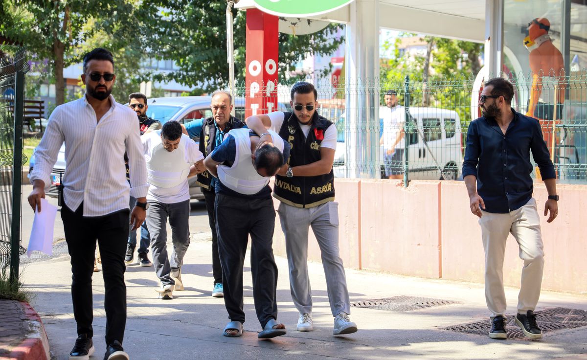 Peruklu Saldırgan 13 El Ateş Etti: Husumetli Aileyi Ziyarete Gelen Kişi Öldürüldü