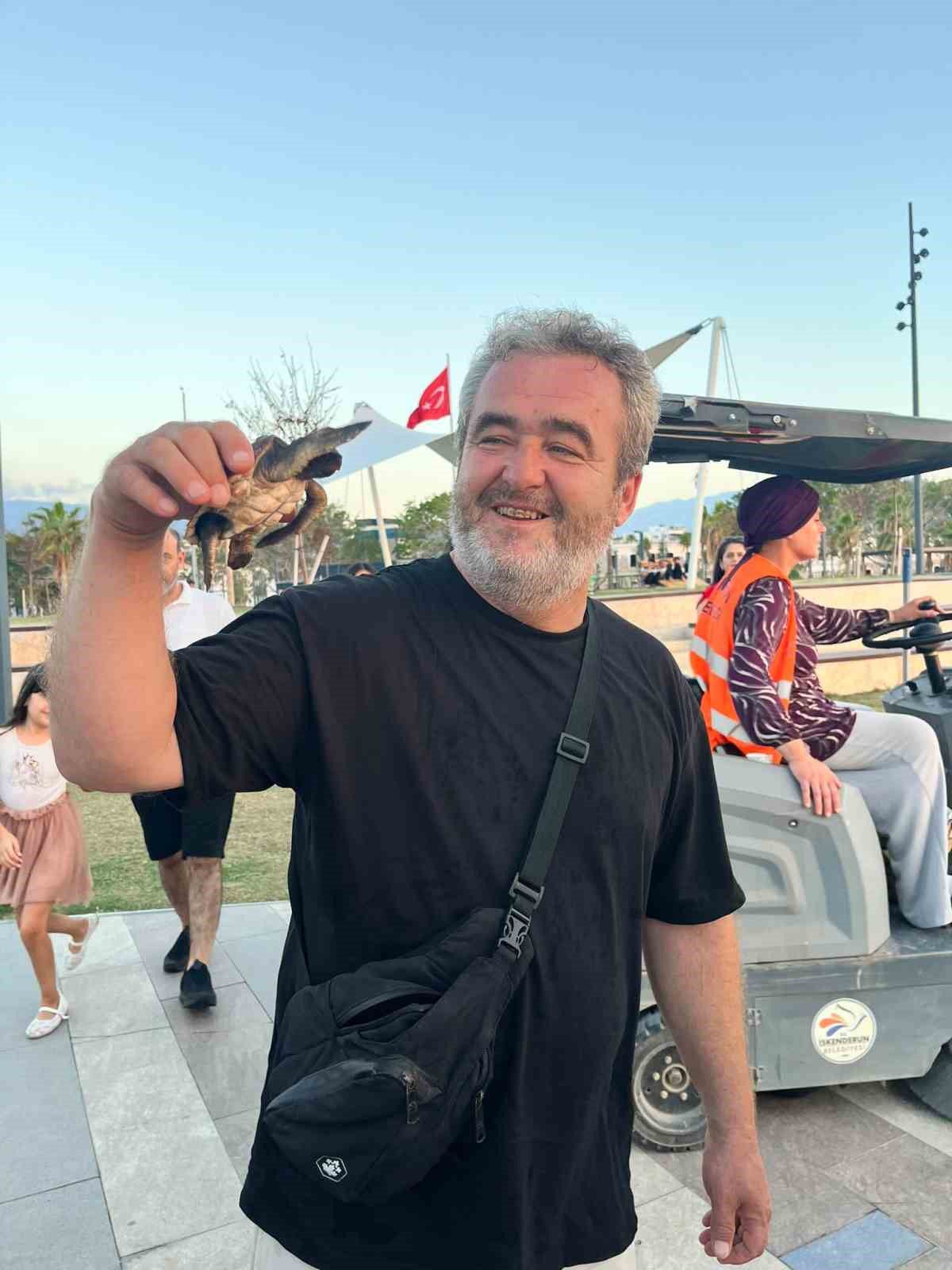 Hatay'da Çuval İpiyle Boğulan Kaplumbağa Kurtarıldı