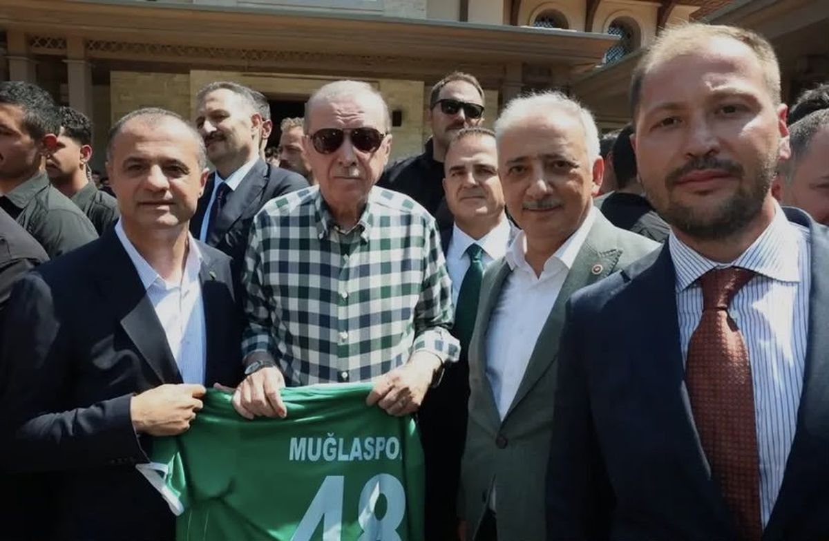 Erdoğan'dan Muğlaspor'a Forma ve Tebrik