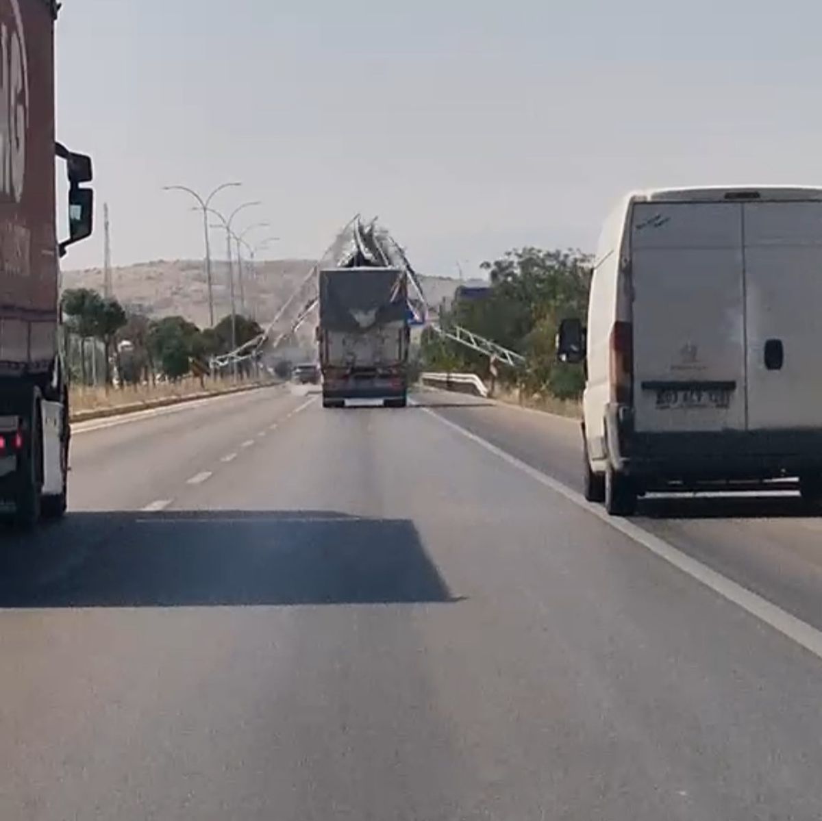 Afyonkarahisar'da Damperi Açık Kamyon Yön Levhalarını Yıktı