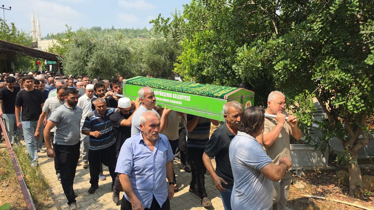 Yumurtalık'ta Boğulan Genç Son Yolculuğuna Uğurlandı