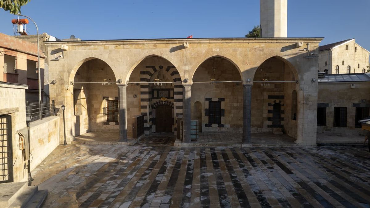 Depremde hasar gören iki tarihi cami yeniden ibadete açılıyor