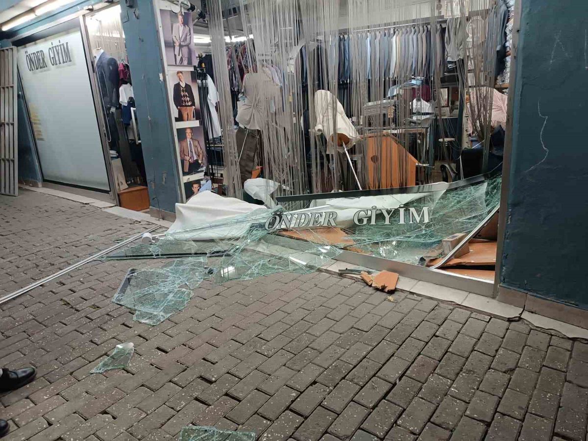 Bursa'da Otomobil Mağazaya Girdi, Sürücü Kaçtı