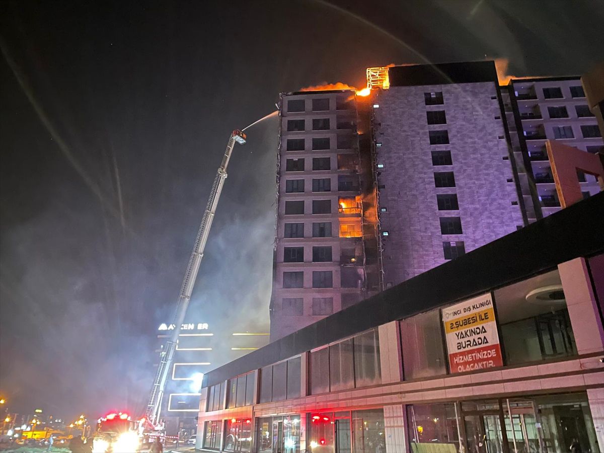 Diyarbakır'da bir plazada yangın çıktı