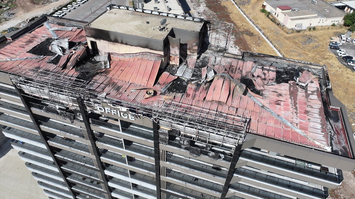 Diyarbakır'daki plazada yangın: 5 kişi dumandan etkilendi