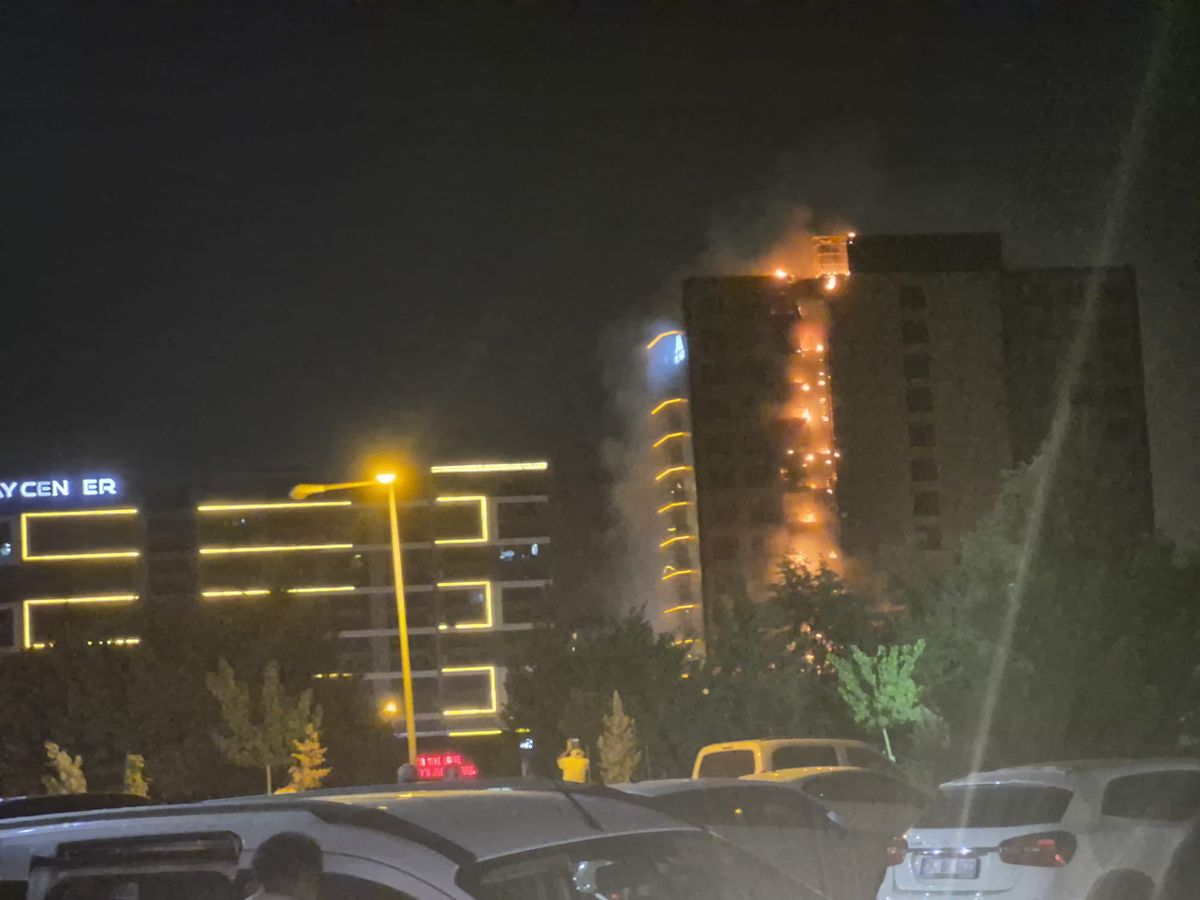 Diyarbakır'da plazada yangın: Alevler çatıya sıçradı