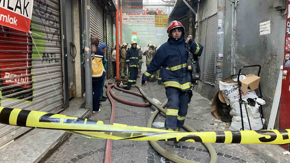 Eminönü'nde Han Yangını: 2 İtfaiye Eri Dumandan Etkilendi