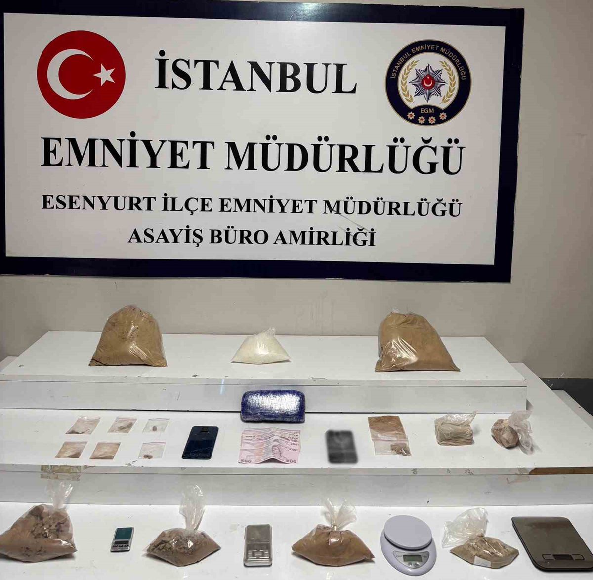 Esenyurt'ta uyuşturucu operasyonu: 7,5 kilo ele geçirildi, 2 gözaltı