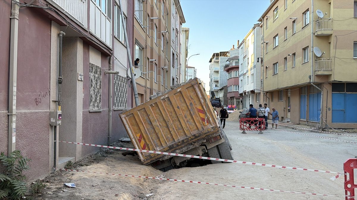 Eskişehir'de Yol Çalışması Sırasında Çökme: Kamyon Çukura Gömüldü