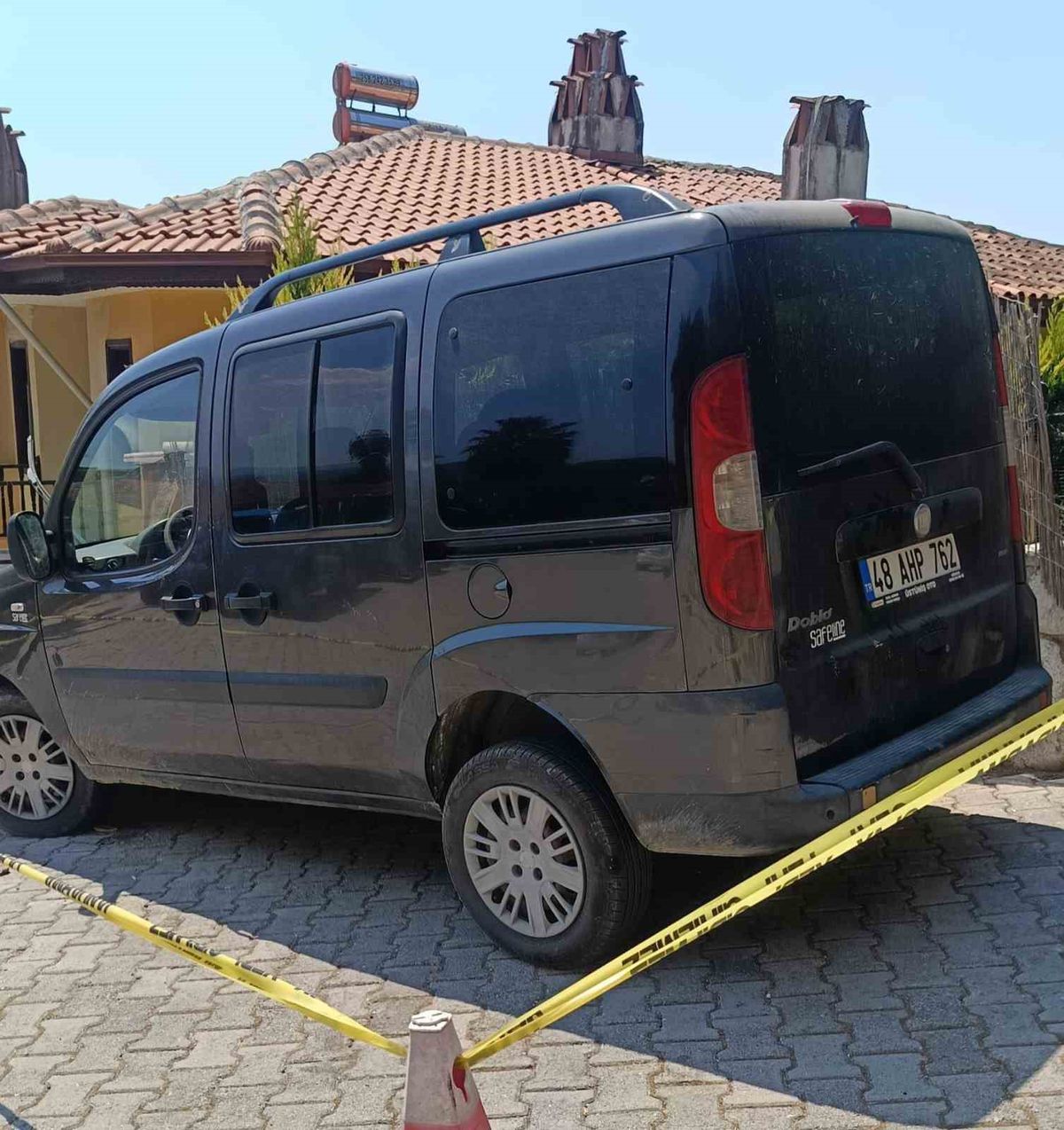 Gökova'da çalınan otomobil site içinde bulundu