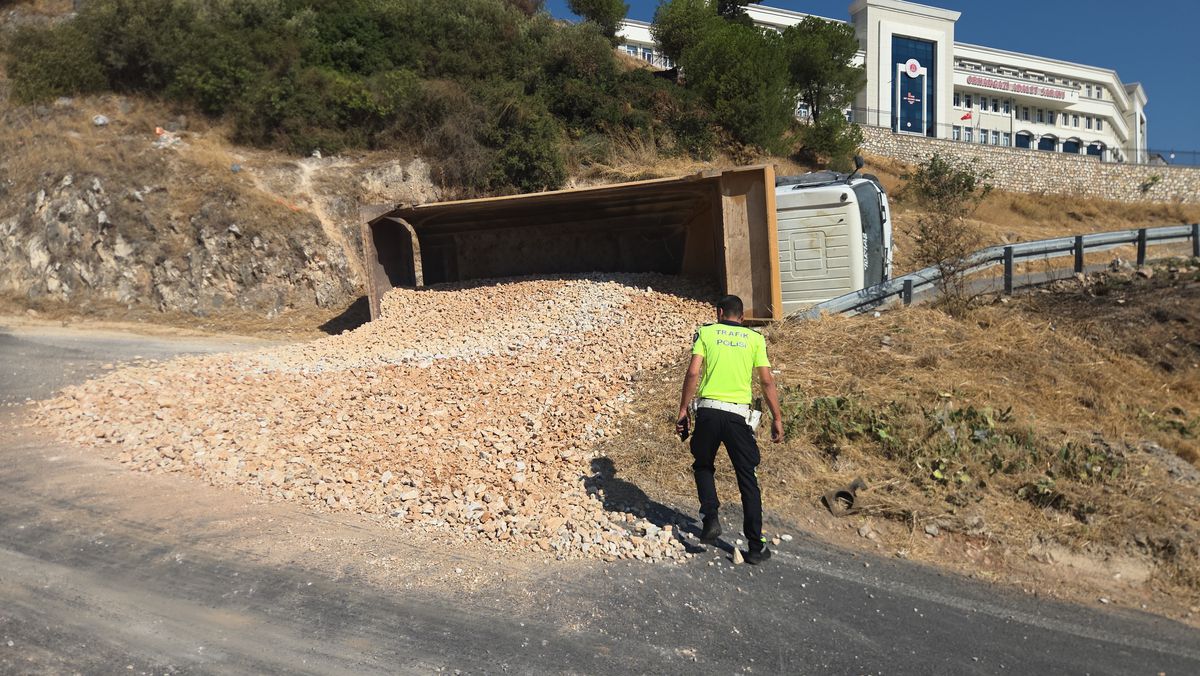 Freni boşalan kamyonu devirerek durduran sürücü yaralandı
