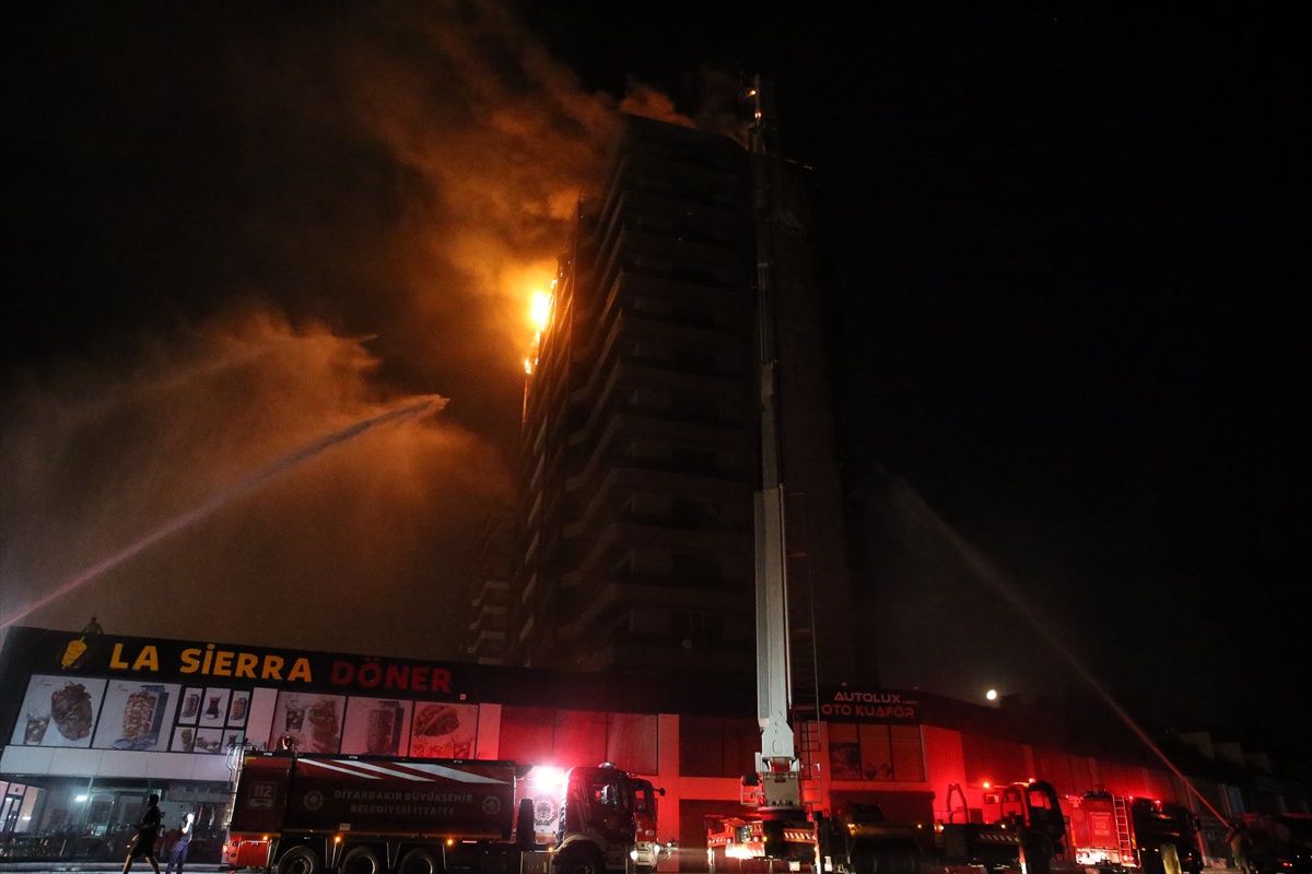 Diyarbakır'da plazada yangın: 5 yaralı