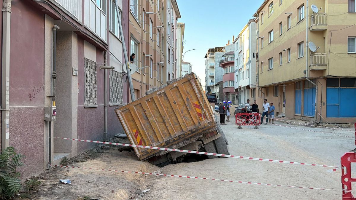Eskişehir'de Park Halindeki Hafriyat Kamyonu Çukura Düştü