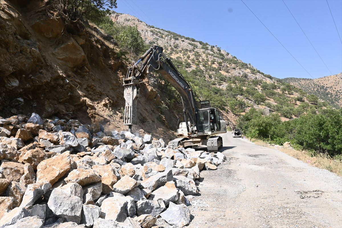 Hizan'da köy yollarına sıcak asfalt öncesi hazırlık
