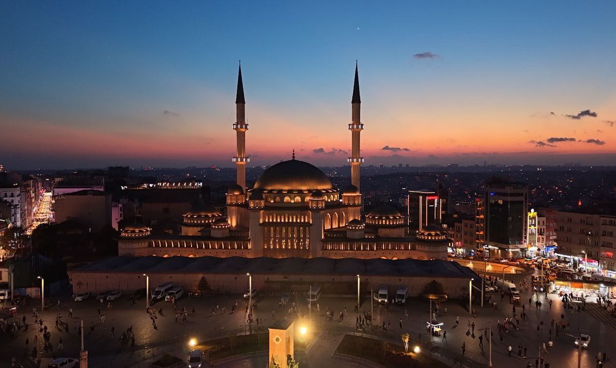 Taksim Camii'nde Mevlid Kandili Coşkusu