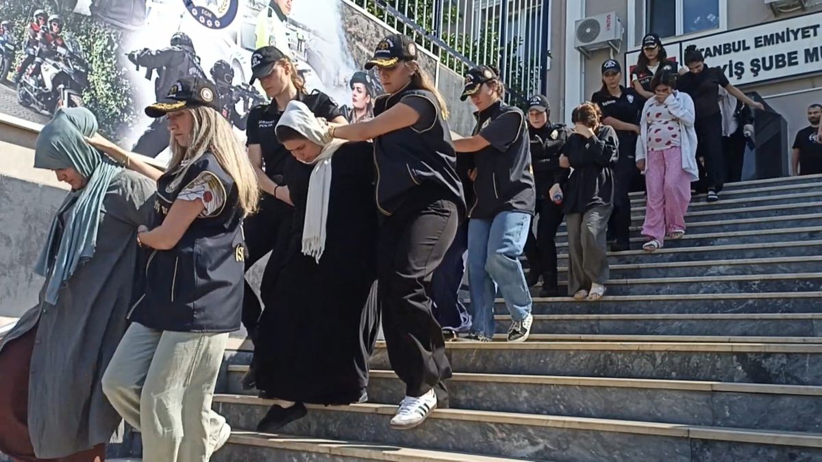 İstanbul'da toplu taşımada turistlere yankesicilik yapan 26 şüpheli adliyeye sevk edildi