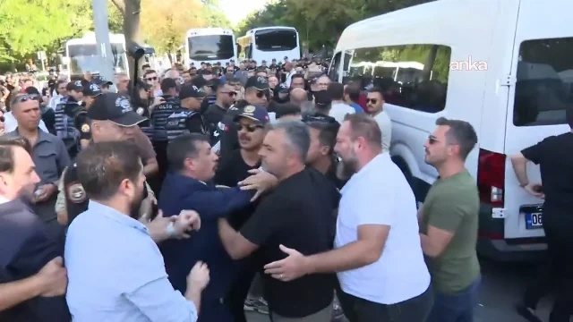 İYİ Parti Milletvekili Selçuk Türkoğlu'nun hastaneye kaldırılmasına neden olan polis müdahalesi kamerada 4 iyi parti milletvekili selcuk 20173206 3093 1 m