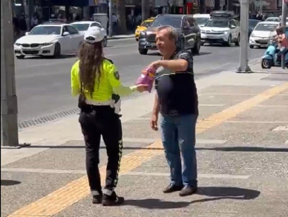 Trafik Polisinden Mevlit Kandili'nde Anlamlı Jest: Çikolata İkramı