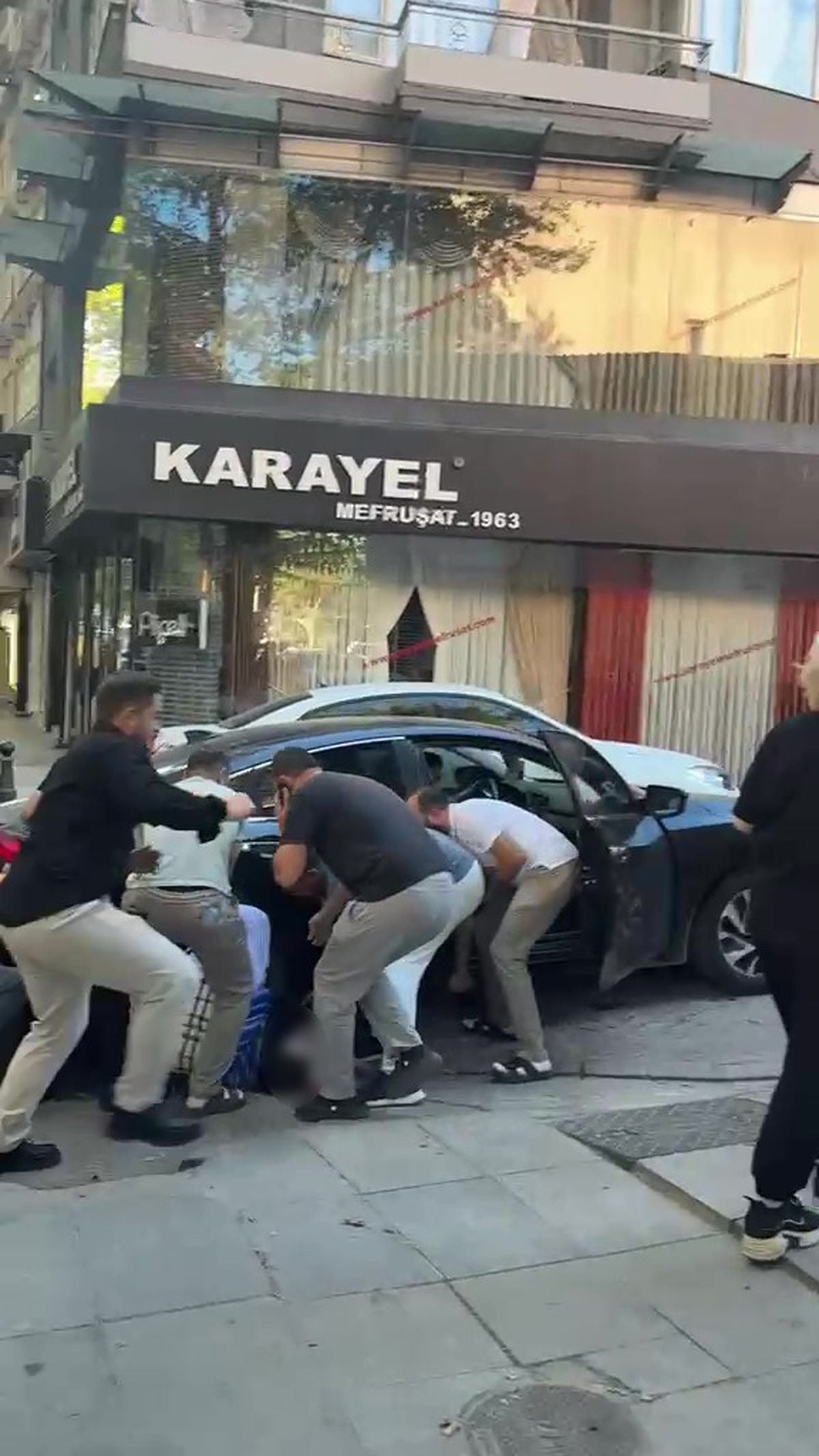 İzmit'te otomobil çarpan çocuk hastanede