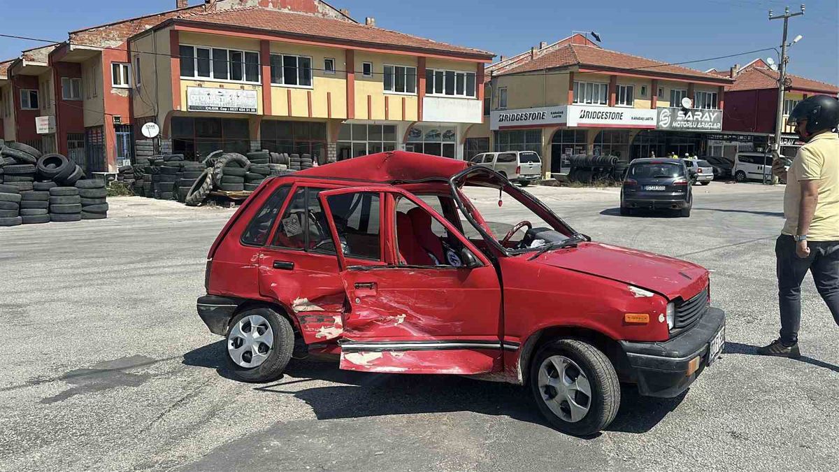 Burdur'da kamyonet ile otomobil çarpıştı: 1 yaralı