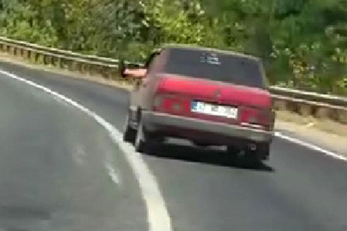 Karabük'te ayağını dışarı çıkararak seyreden sürücü kamerada