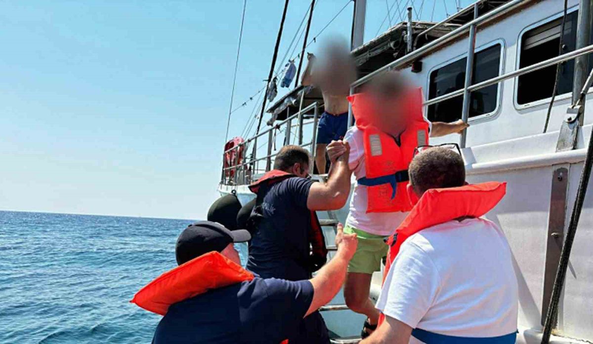 Marmaris'te Gezi Teknesi Karaya Oturdu: 11 Kişi Kurtarıldı