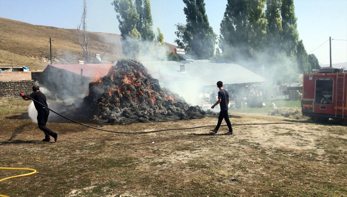 Sarıkamış'ta yangın: 900 balya ot kül oldu