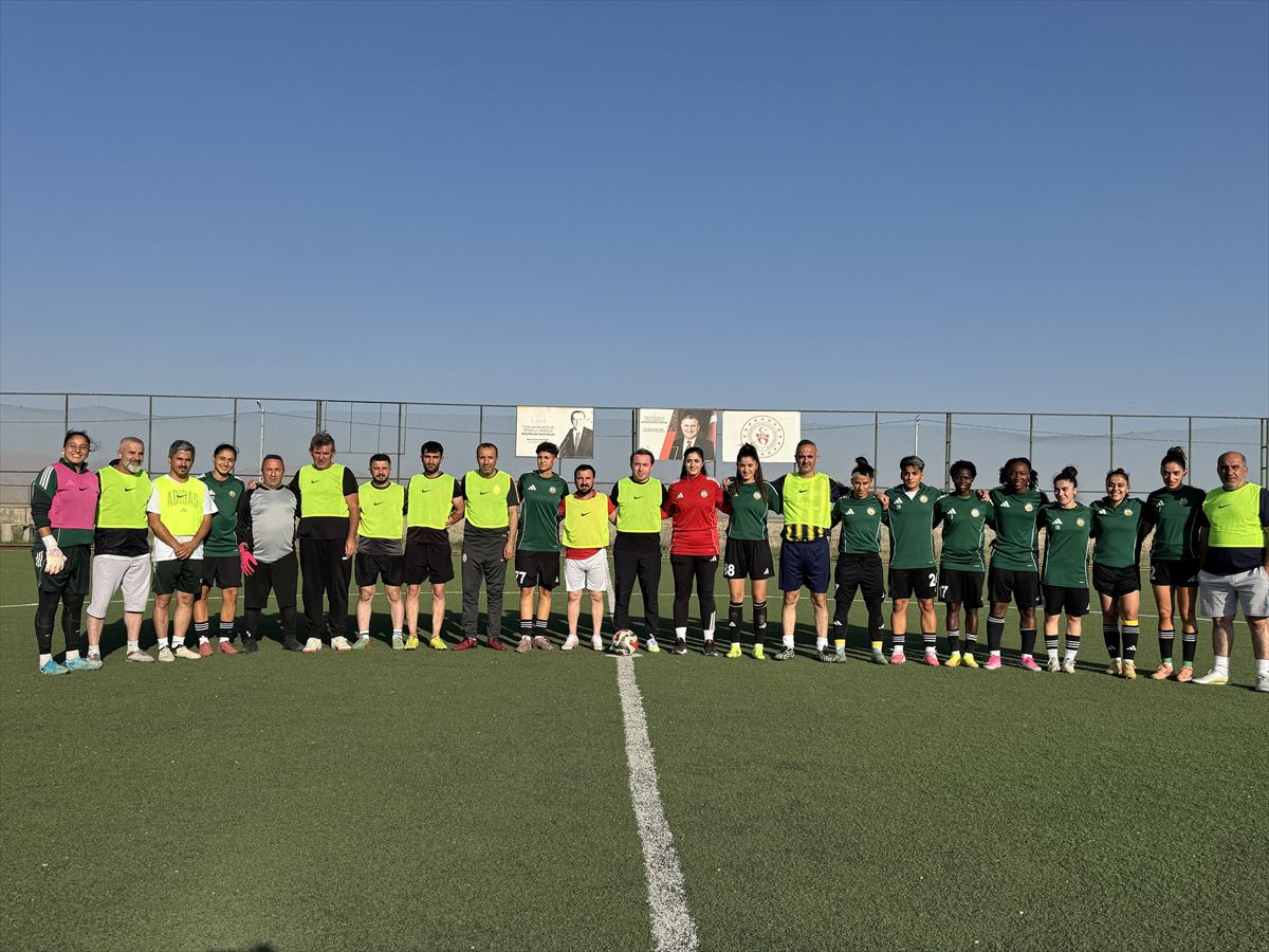Kaymakam kadın futbolcularla dostluk maçı yaptı