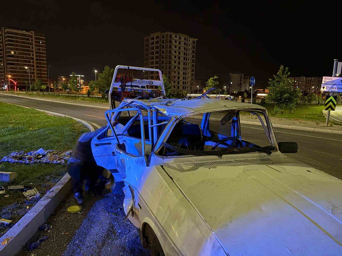 Kayseri'de İki Otomobil Çarpıştı: 4 Yaralı