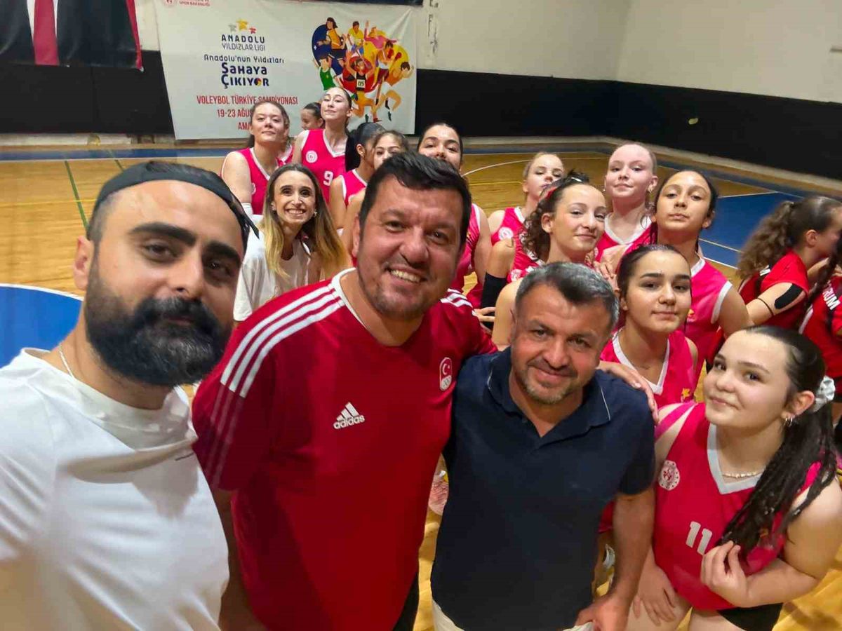Kayseri Kız Voleybol Takımı Türkiye Üçüncüsü