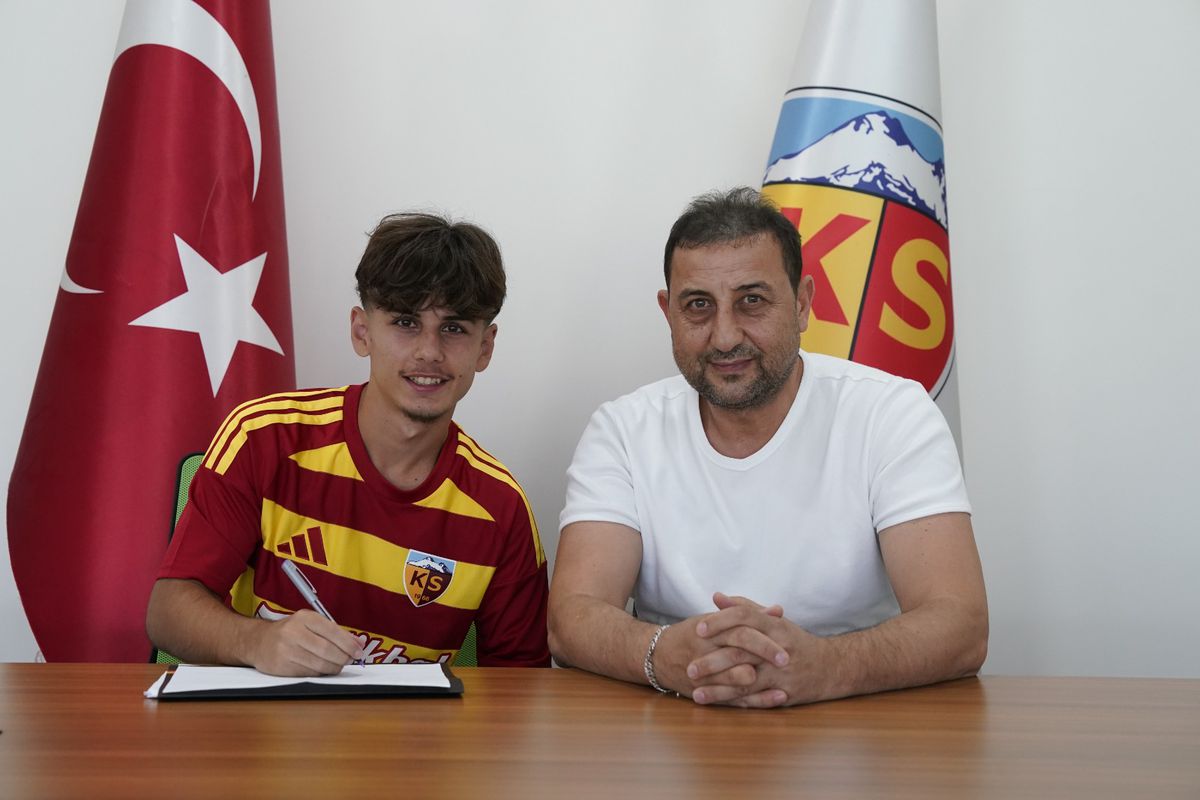 Kayserispor Altyapısından Mikail Kulaksız'a Profesyonel Sözleşme
