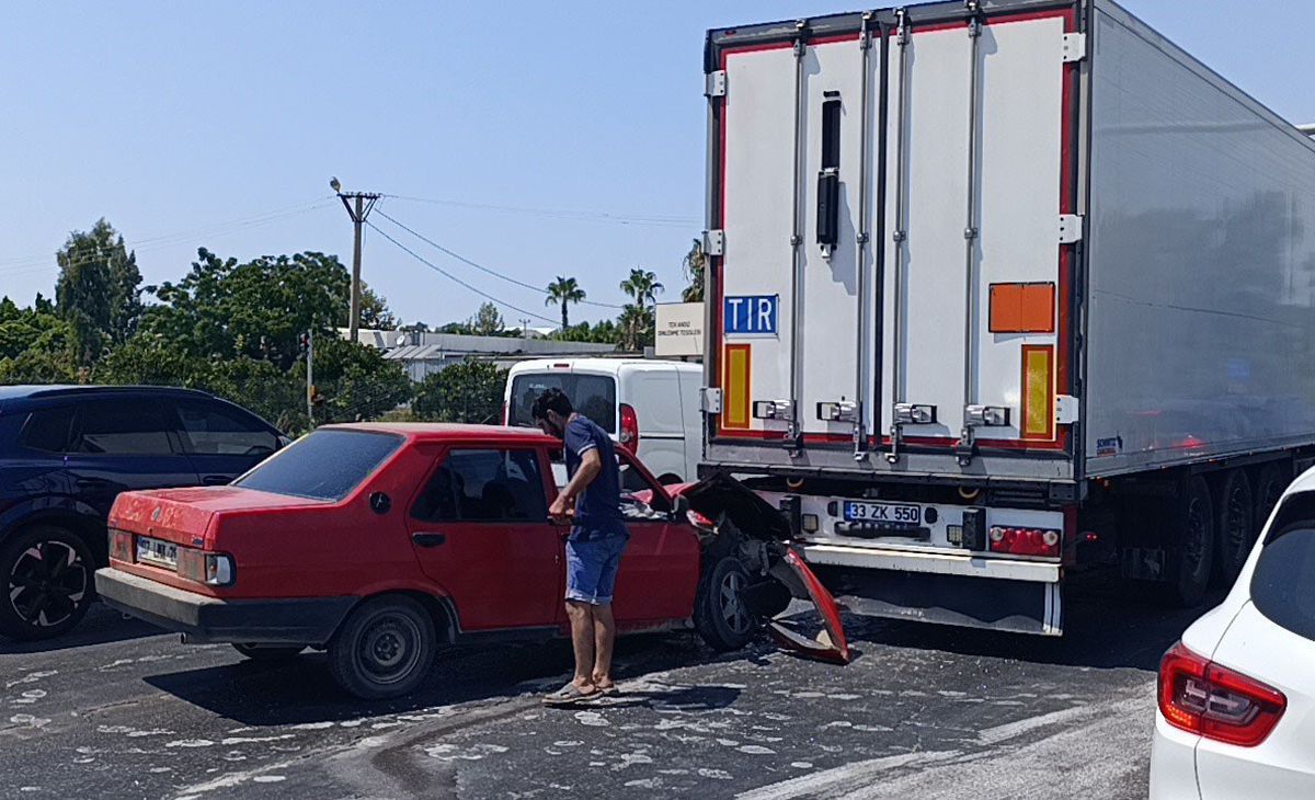 Kırmızı Işıkta Duran Tıra Tofaş Çarptı: 1 Yaralı