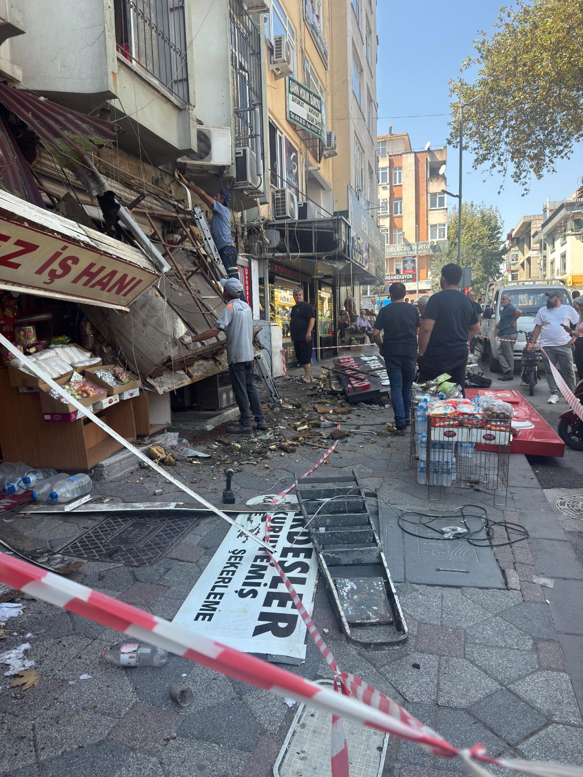 Gölcük'te İş Hanında Çökme: 2 Yaralı