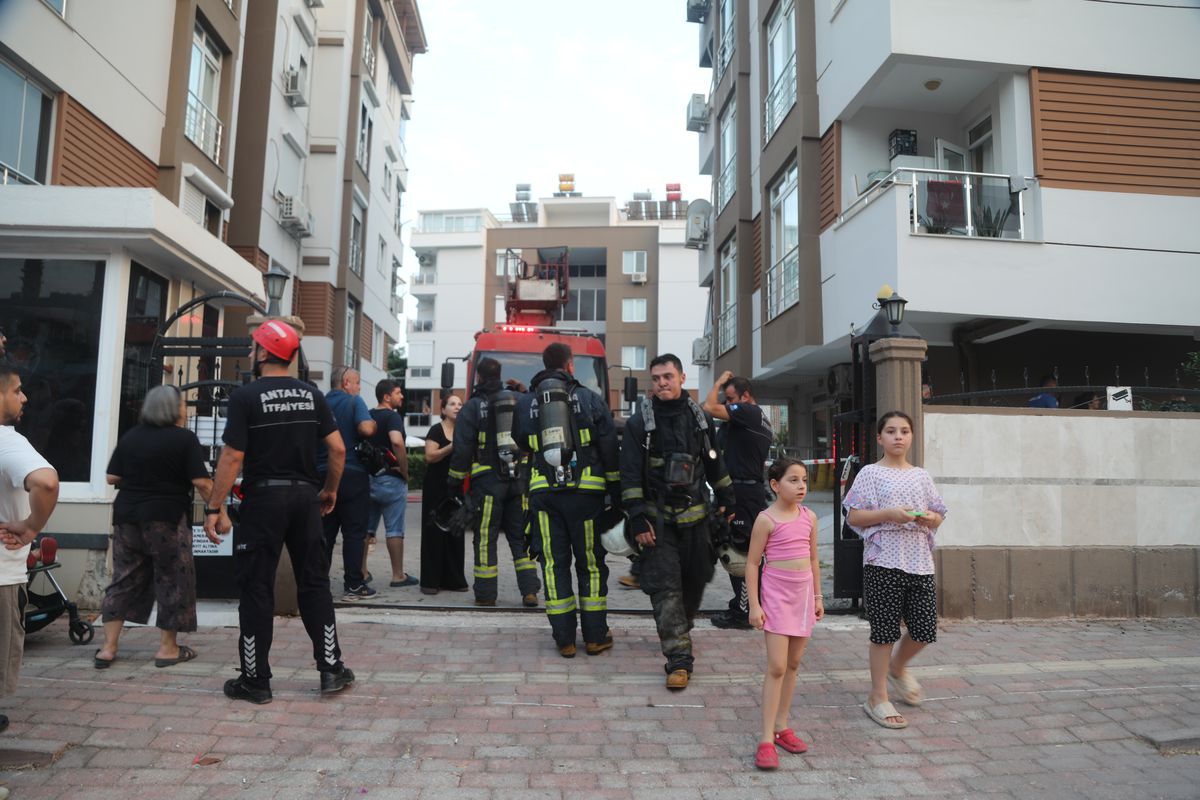 Konyaaltı’nda Klima Yangını: Daire Kullanılamaz Hale Geldi