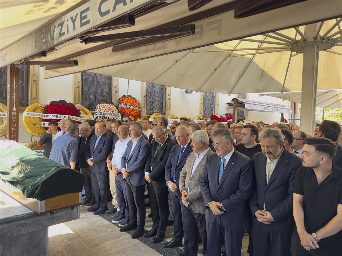 KOÜ Rektörü Cantürk'ün annesi son yolculuğuna uğurlandı