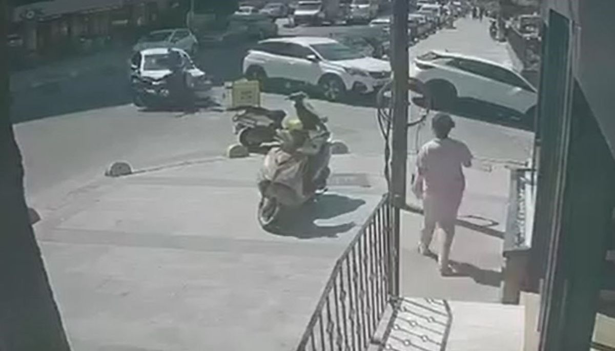 Küçükçekmece'de motosiklet ile otomobil çarpıştı: 1 yaralı