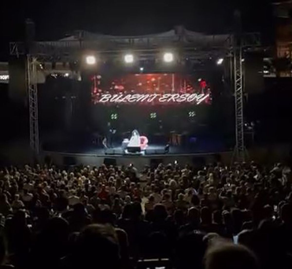 Kuşadası AVM’de sahne alan Bülent Ersoy’dan ağza alınmayacak küfürler