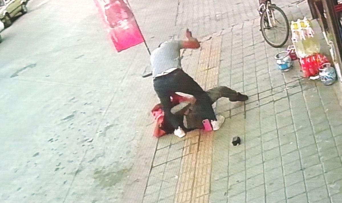 Eski eşini bıçaklayıp kaçtı: Kamerada!