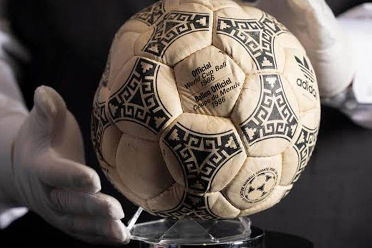 Maradona'nın 'Tanrı'nın Eli' topu inanılmaz bir rakama satıldı