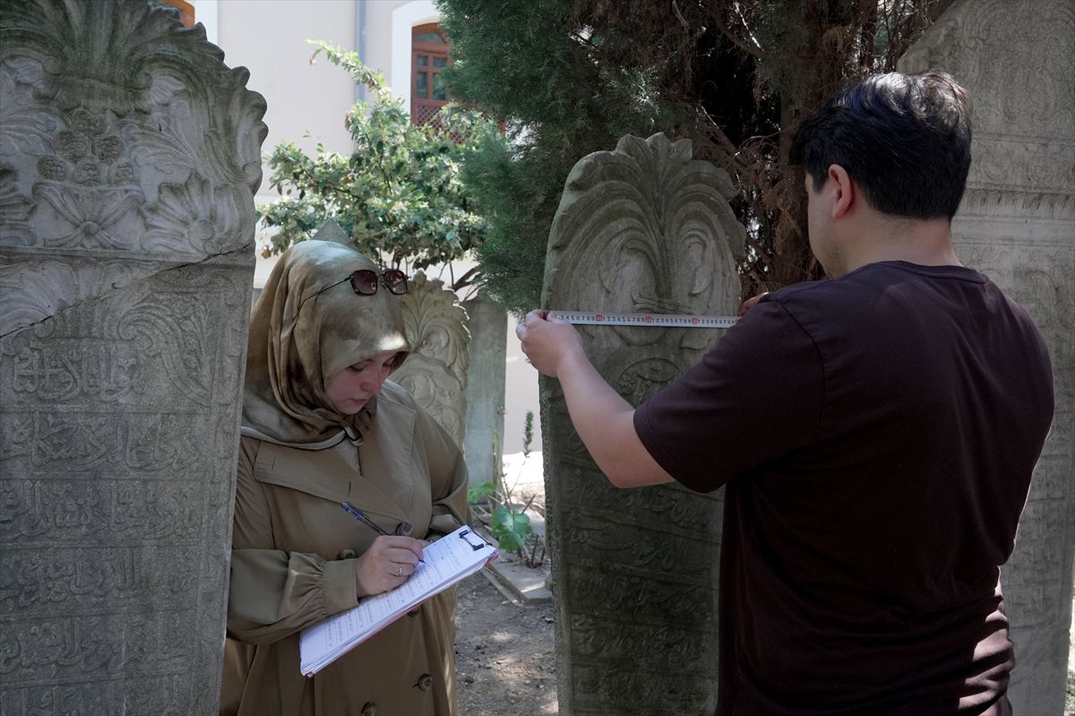 İstanbul'daki Tarihi Mezar Taşları Envanter Projesiyle Kayıt Altına Alınıyor