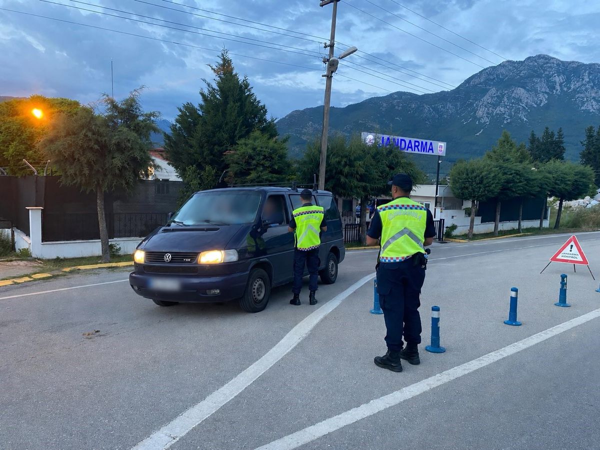 Muğla'da Jandarma denetimlerinde 77 aranan şahıs yakalandı, 22'si tutuklandı