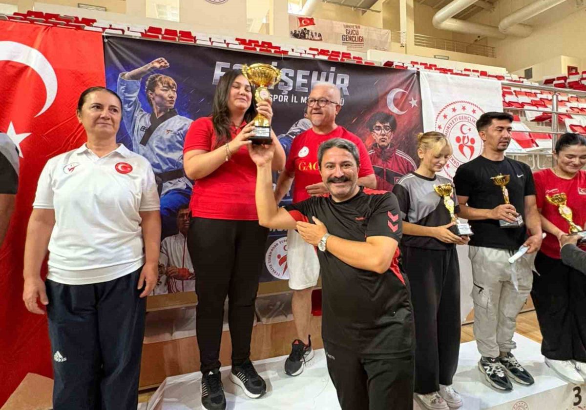 Nadir Özsoy 2. İller Arası Taekwondo Poomsae Müsabakası Eskişehir'de Tamamlandı