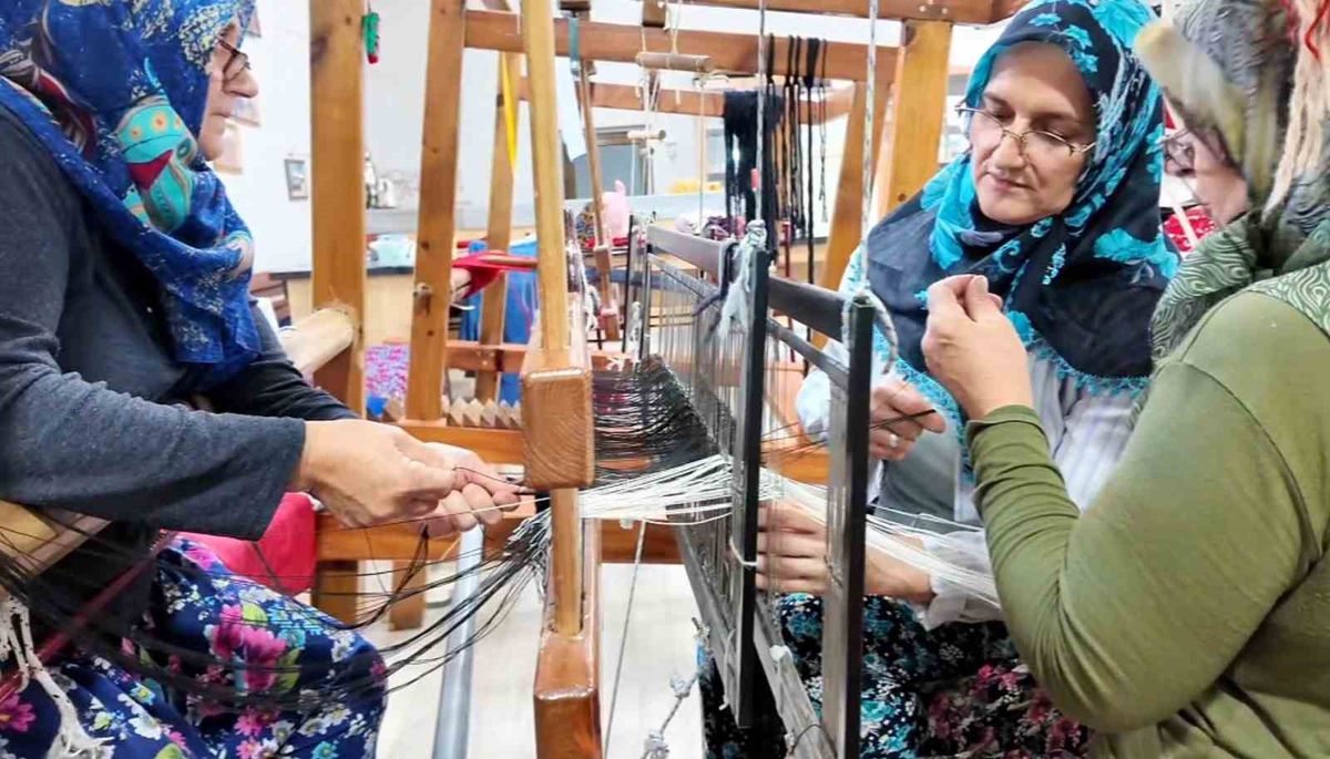 Tekirdağ'da 13 kadın cicim dokuma geleneğini yaşatıyor