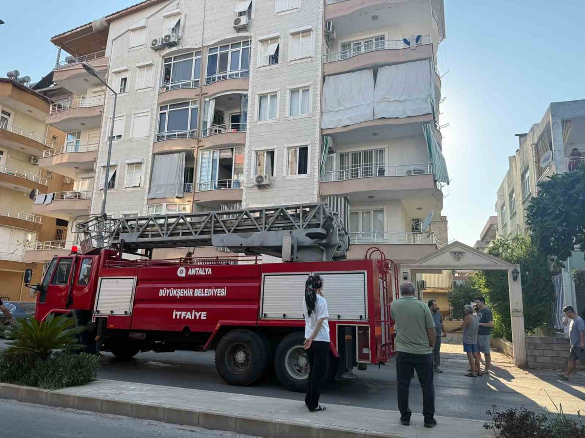 Serik'te Ocakta Unutulan Yemek Yangına Neden Oldu
