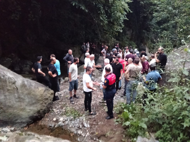 orduda dere kenarinda 2 kiz ka 20172912 6503 1 m