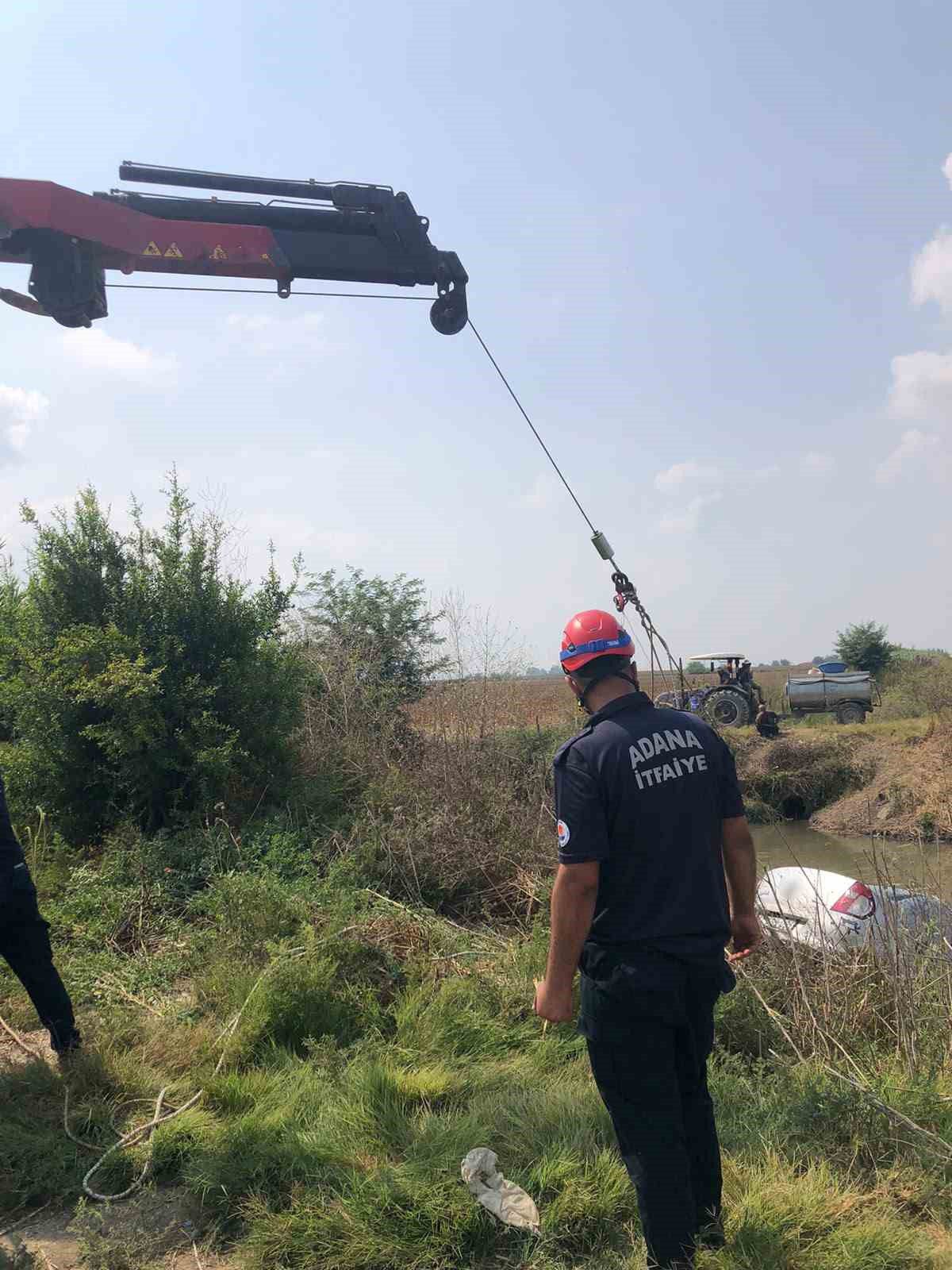 Ceyhan'da Otomobil Dereye Uçtu: Sürücü Yüzerek Kurtuldu