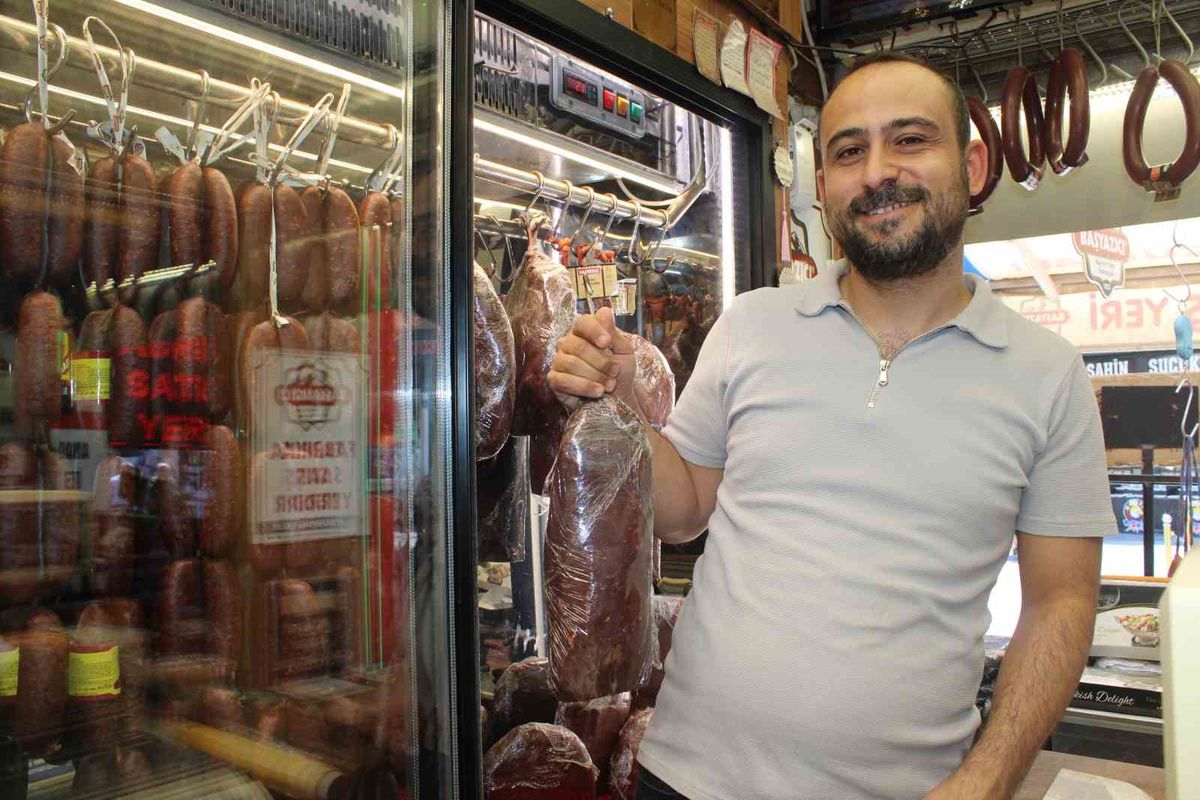 Gurbetçi akını Kapalı Çarşı'da pastırma ve sucuk satışlarını artırdı