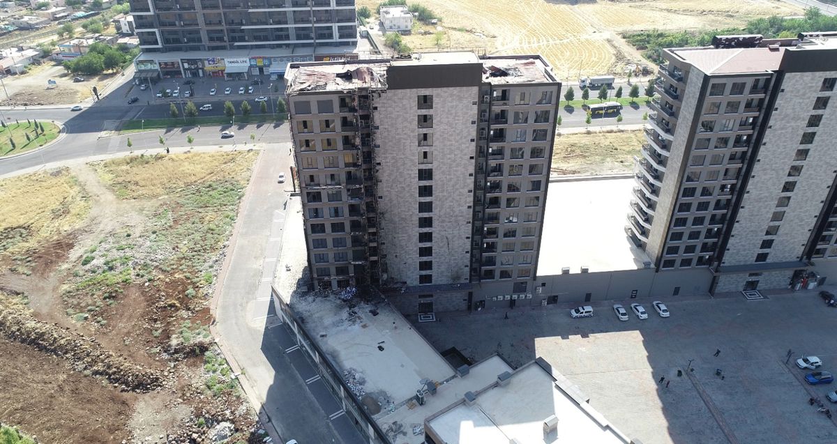 Diyarbakır'da 13 Katlı Plazada Yangın: 5 Kişi Dumandan Etkilendi